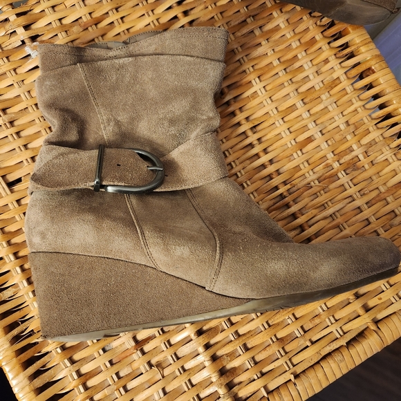 Womens Bandolino wedge buckle boots size 10 side zip rubber sole Taupe - Picture 4 of 4